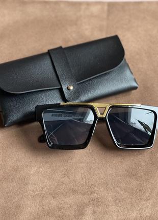 Чорні сонцезахисні окуляри із золотою вставкою