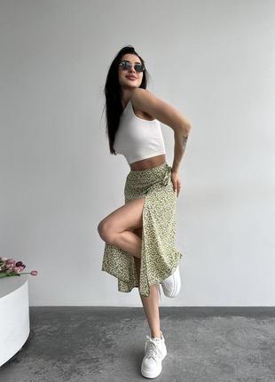 Оливковая юбка с цветочным принтом2 фото