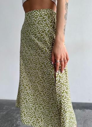 Оливковая юбка с цветочным принтом3 фото