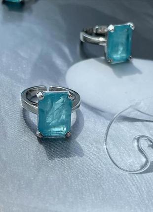 Серебряное новое кольцо с голубыми камнями5 фото
