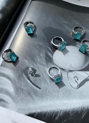 Серебряное новое кольцо с голубыми камнями3 фото