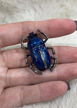 Стильна жіноча брошка "шляхетний жук індиго у сріблі" - оригінальний подарунок дівчині