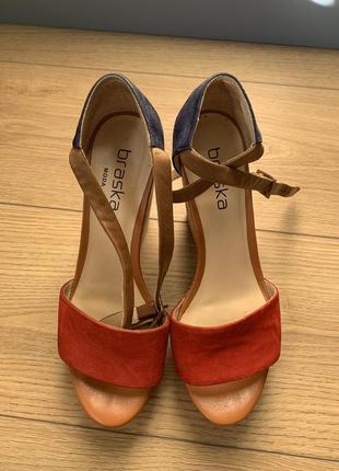 Замшевые босоножки на платформе