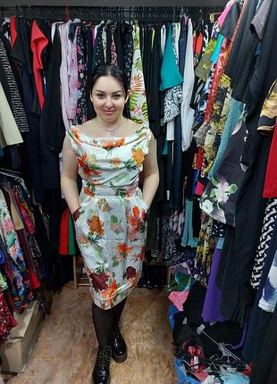 Яскрава сукня