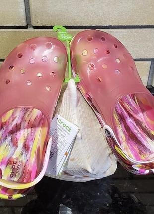 Сабо клоги крокс crocs classic translucent marbled clog