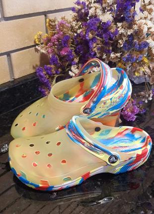 Сабо клоги крокс crocs classic translucent marbled clog