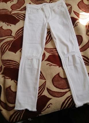 Продам джинсы белые рваные стрейч