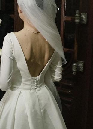 Атласна весільна сукня кольору айворі зі шлейфом3 фото