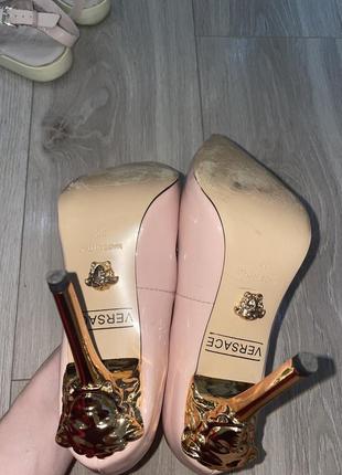 Розовые лакированные туфли versace4 фото