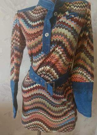 Стильное комбинированое  платье с джинсовыми вставками и поясом.