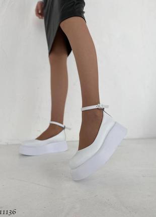 Туфельки на танкетці
колір: white, натуральна шкіра