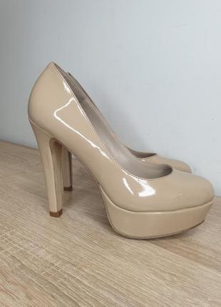 Базові шкіряні лакові нюдові туфлі човники на платформі та високих підборах odeon