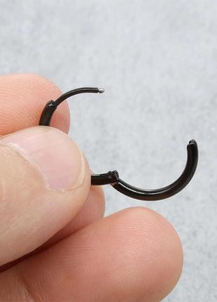 Титановая серьга-кольцо в одно ухо тонкая мужская женская черная5 фото