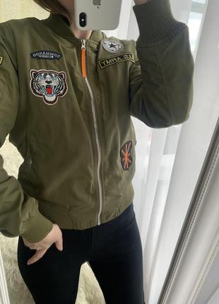 Куртка бомбер хакі з нашивками1 фото