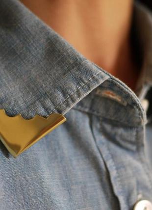 Голубая светлая джинсовая рубашка хлопок с перламутровыми кнопками металлическими уголками воротнике