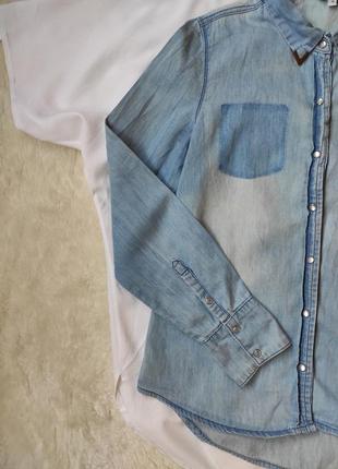 Голубая светлая джинсовая рубашка хлопок с перламутровыми кнопками металлическими уголками воротнике6 фото