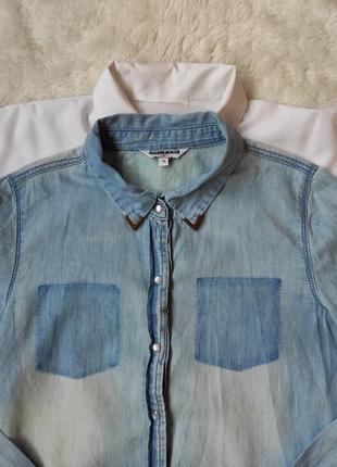 Голубая светлая джинсовая рубашка хлопок с перламутровыми кнопками металлическими уголками воротнике7 фото