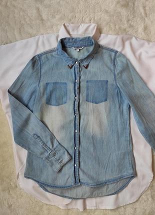 Голубая светлая джинсовая рубашка хлопок с перламутровыми кнопками металлическими уголками воротнике3 фото