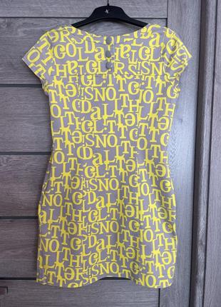 Платье серое, принт желтые буквы2 фото