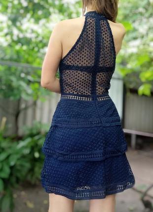 Темно-синее многоярусное облегающее платье с кружевными вставками5 фото