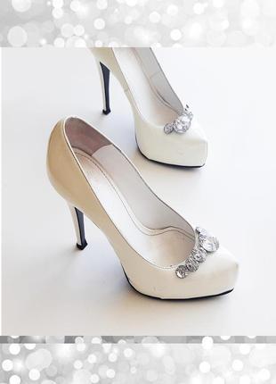 Білі лакові туфлі святкові туфлі на шпильці та платформі шкіряні туфлі нарядні1 фото