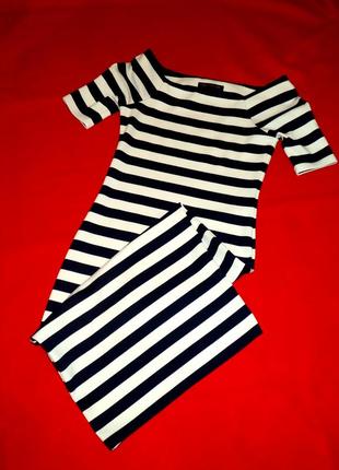 Платье облегающее с рисунком в полоску и открытыми плечами от легендарного бренда m&s . ✔