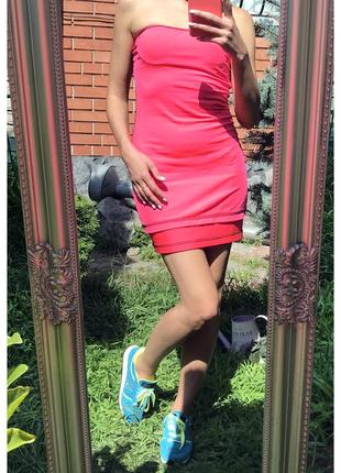 Яркое розовое облегающее летнее платье7 фото