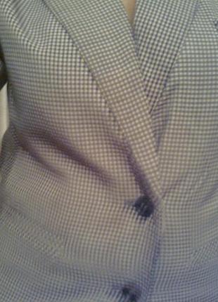 Серый пиджак в мелкую синию клетку с двумя карманами по бокам и одним - на груди,польша2 фото