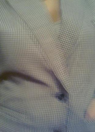 Сірий піджак в дрібну синю клітку з двома кишенями з боків і одним - на грудях,польща3 фото