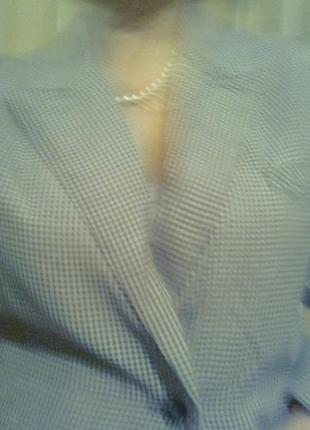 Сірий піджак в дрібну синю клітку з двома кишенями з боків і одним - на грудях,польща4 фото