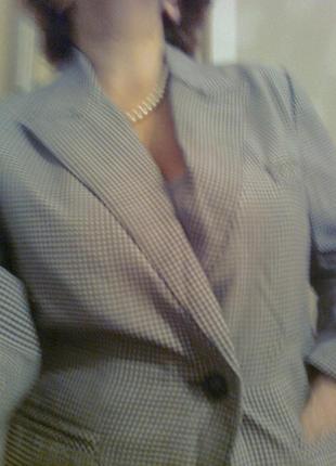 Сірий піджак в дрібну синю клітку з двома кишенями з боків і одним - на грудях,польща5 фото