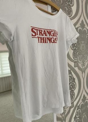 Белая футболка мерч сериала stranger things от sinsay