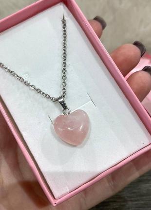 Подарок девушке - кулон розовый кварц натуральный камень в форме мини сердечка на цепочке в коробочке