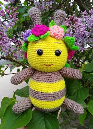 Пчелка в цветочном венчике игрушка ручной работы