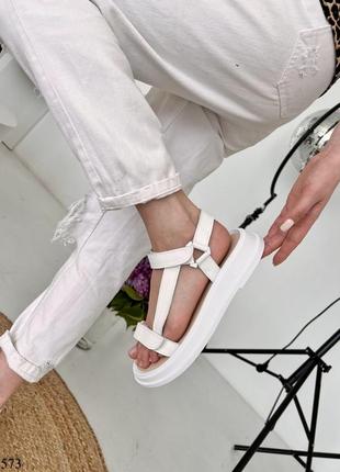 Білі шкіряні босоніжки жіночі на липучках