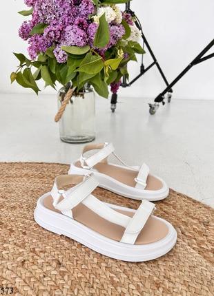 Білі шкіряні босоніжки жіночі на липучках