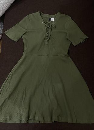 Короткое платье divided с завязками на груди с коротким рукавом в рубчик2 фото
