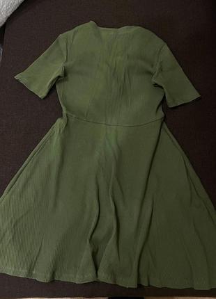 Короткое платье divided с завязками на груди с коротким рукавом в рубчик3 фото