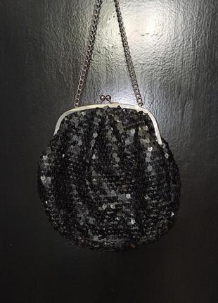 Вечерняя сумка клатч в паетках черная на цепочке в виде большого кошелька. размер 30х28 см. длина ручки цепочки 55 см