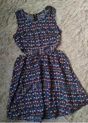 Платье с розрезами по бокам