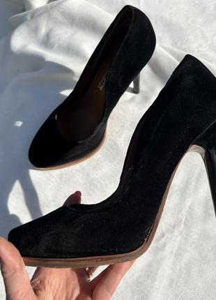 Замшевые туфли лодочки черные на шпильке каблука