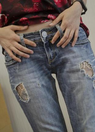 Фирменные джинсы с дырками1 фото