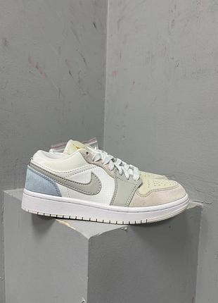 Неймовірні кросівки nike air jordan 1 low paris молочні з бежевим сірим та блакитним