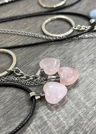 Натуральний камінь рожевий кварц кулон у формі міні сердечка на брелоку - оригінальний подарунок дівчині4 фото