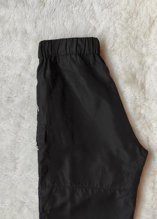Черные спортивные штаны легкие карго с поясом манжетами вырезами на ногах maniere de voir10 фото