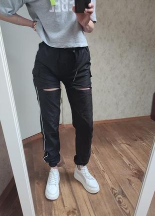 Чорні спортивні штани легкі карго з поясом манжетами вирізами на ногах maniere de voir2 фото