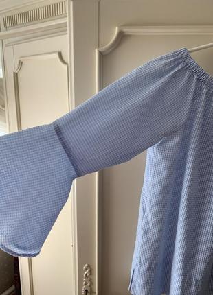 Голубая блузка с открытыми плечами и необычными рукавами2 фото