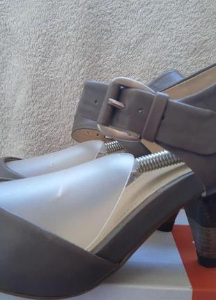 Женские кожаные босоножки на каблуке  clarks2 фото