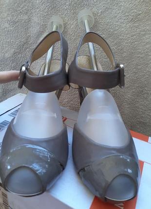 Жіночі шкіряні нюдові босоніжки на підборах clarks р 4