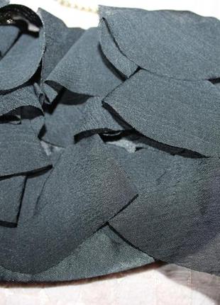 Брендовая сумочка кросс-боди клатч на цепочке украшена шифоном